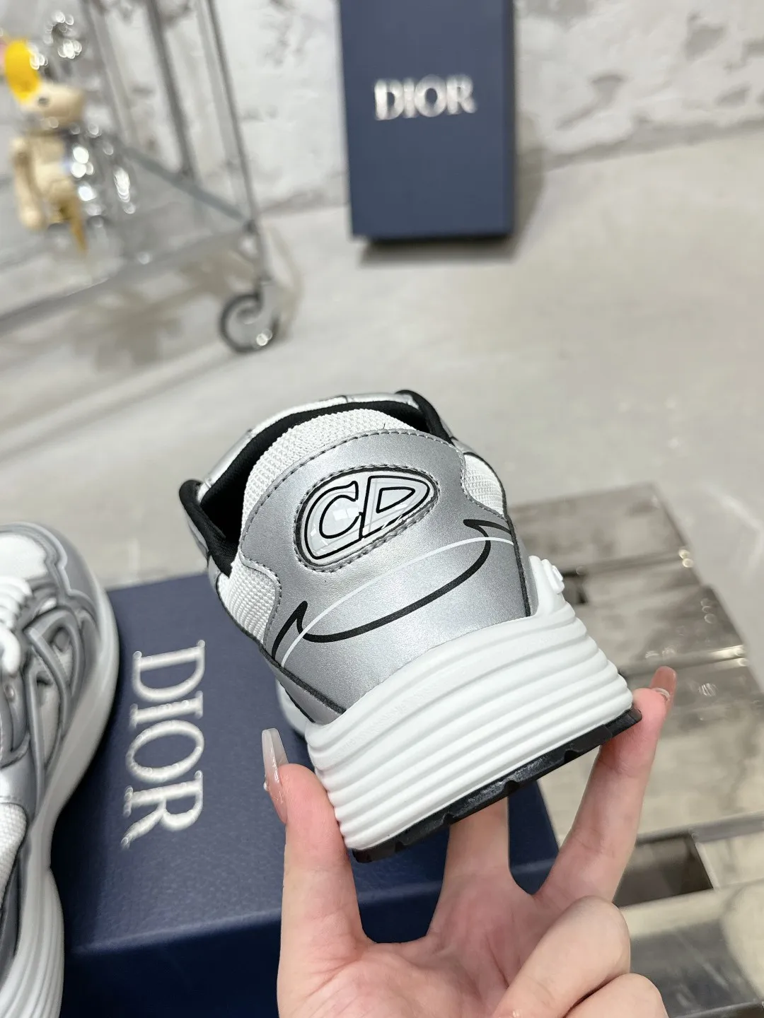 Men's men's shoes 💰600❤️❤️❤️High version Dior Dior's latest color matching B30 series reflective dad sneakers original 17380💰 purchased for development and production Brand new B30 sneakers Dad Shoes style shoes that follow the trend of the retro market The Dior logo on the tongue also indicates that this pair of shoes is the B30 model! B30 uses fine-textured leather and mesh cloth materials to form a shoe body. There are conspicuous letters CD on both sides of the shoe body to indicate identity. Many lines on the shoe body outline details to make the shoes look less monotonous and full of retro flavor. The delivery counter is exquisitely packaged🛍📦 ▪️Fabric: Original customized technical fabric + mesh ▪️Inner lining: Customized breathable lining ▪️Outsole: Original molded IP foam + TPU outsole ▪️Sole thickness: 3.5CM ▪️Size: Women’s size 35-40 / Men’s size 39-46